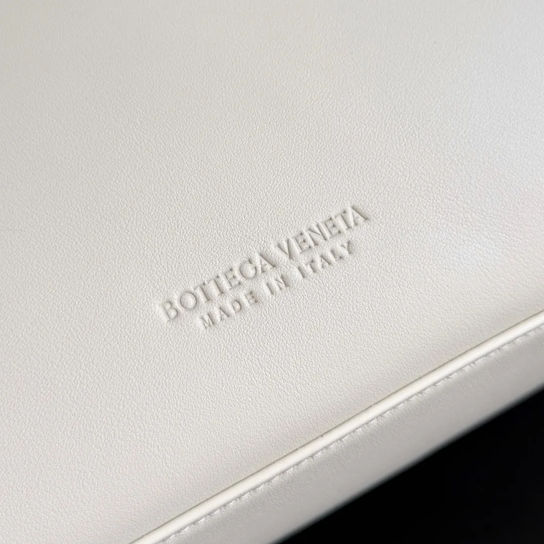 Batch 2360 BottegaVeneta Latest Ciao Ciao Bag Silky cowhide two-way flap handbag with signature twist detail, hidden hook closure, flap can be fastened to the front or attached to the INTRECCIATO woven interior pocket, comes with an adjustable and detachable crossbody strap, interior compartment, and also features a zippered pocket. The surprise flap has various shapes. Style 1 - Cover the bag surface and expose the knot decoration. Style 2 - Place the flap inside the bag. A buckle is also designed. Style 3 - The U-shaped position of the top handle in the hand bag. Style No.: 817231 Size: 34*26*15cm